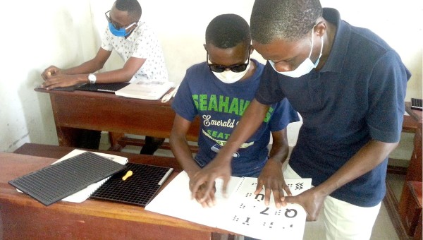 Education: Renforcer les connaissances du personnel en Braille