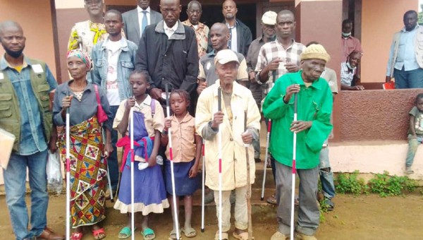 Des cannes blanches pour Les aveugles et malvoyants du Congo